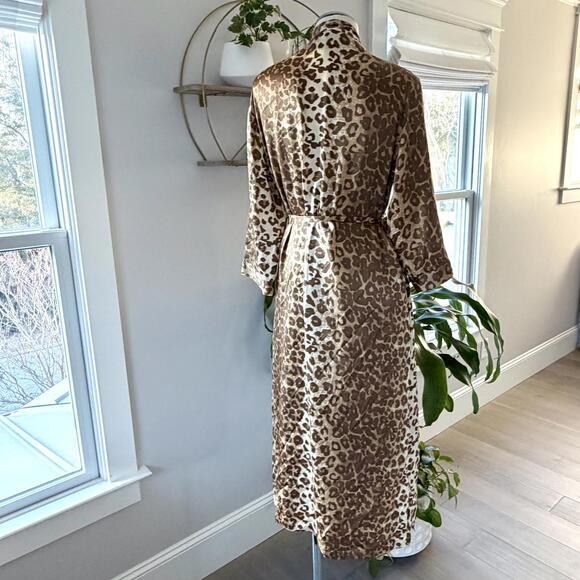 Neiman Marcus 100% Silk Leopard Print Robe - Picture 4 of 8